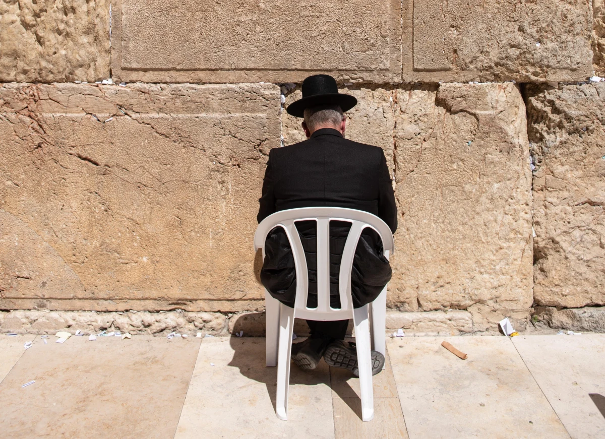 Zaledwie 400 metrów od Ściany Płaczu w Jerozolimie i kompleksu meczetu Al-Aksa na Wzgórzu Świątynnym spadł w piątek fragment irańskiego pocisku. Na miejscu pracują pirotechnicy i saperzy, którzy neutralizują obiekt - przekazała izraelska policja. 