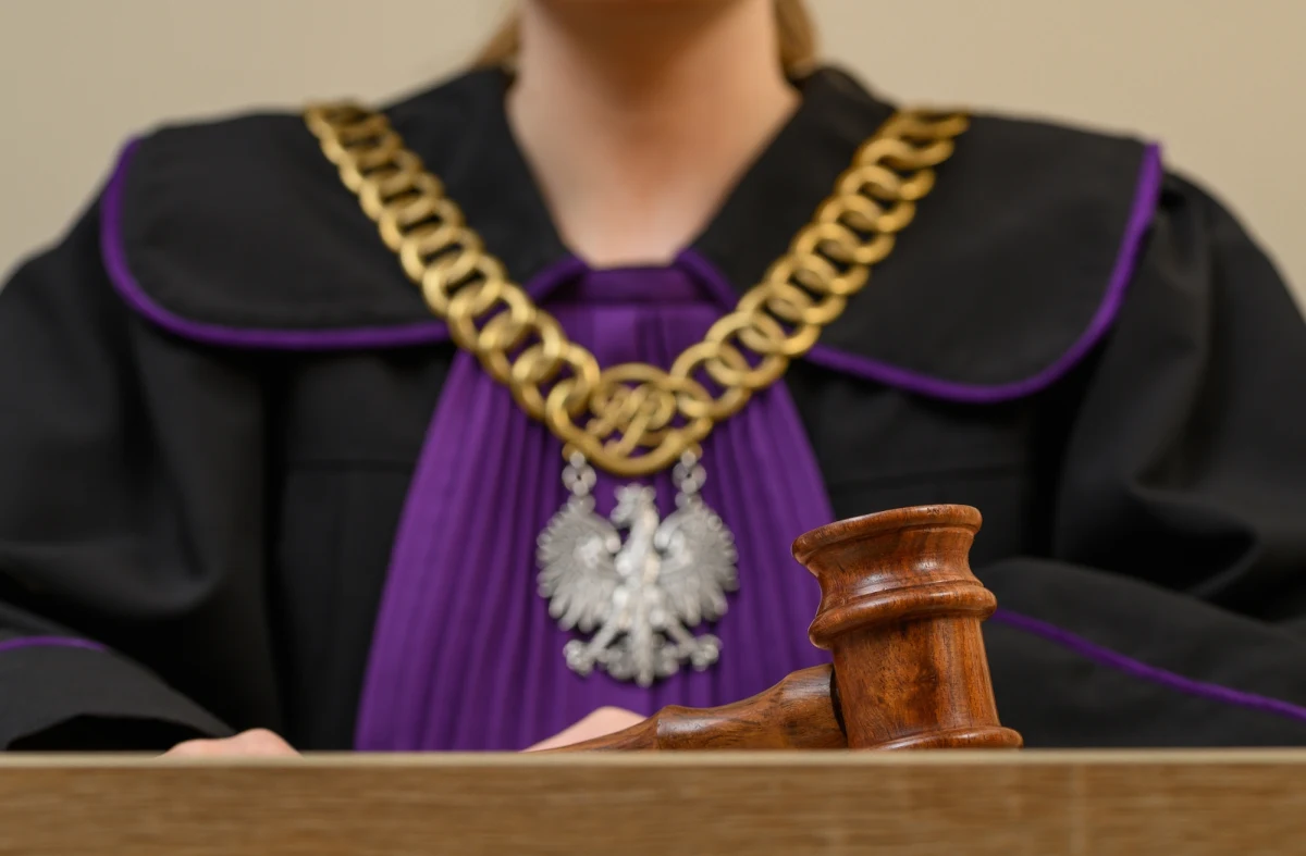 Prokuratura oskarżyła Krzysztofa S., współtwórcę programu muzycznego dla dzieci i młodzieży Tęczowy Music Box, o seksualne wykorzystanie małoletniej. Sąd dzisiaj postanowił jednak zmienić kwalifikację prawną czynu - na łagodniejszą dla oskarżonego muzyka - i umorzyć z powodu przedawnienia całą sprawę. Sąd przyjął, iż doszło do naruszenia nietykalności osobistej, a nie do molestowania na tle seksualnym. Prokurator zapowiada apelację.