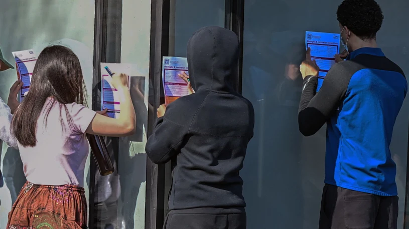 Apteczny kryzys na Wyspach. Czekają wiele godzin, szczepionki może braknąć