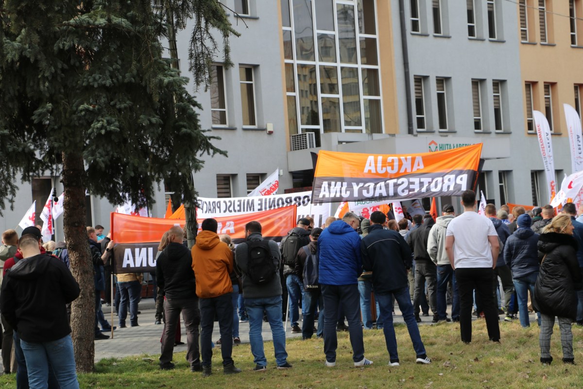Protest przed Hutą Łabędy. Związkowcy żądają inwestycji i nowej przyszłości dla zakładu