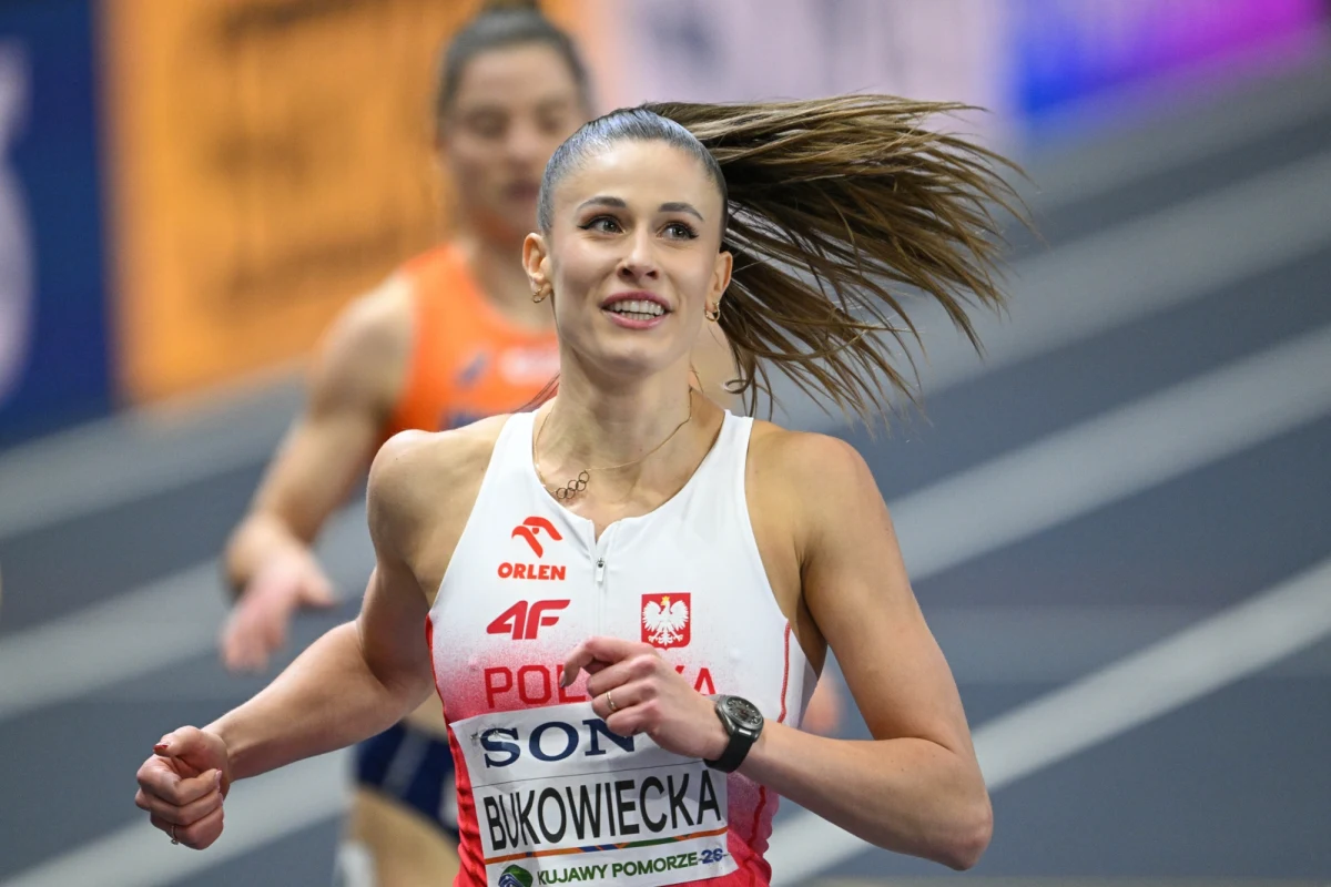 Natalia Bukowiecka awansowała do finału biegu na 400 m lekkoatletycznych halowych mistrzostw świata w Toruniu. Polka pewnie wygrała swoją serię półfinałową czasem 51,41. O medal powalczy w sobotę wieczorem. Nowa formuła biegu finałowego - dwie serie po cztery zawodniczki - jest powszechnie krytykowana przez zawodniczki i trenerów.