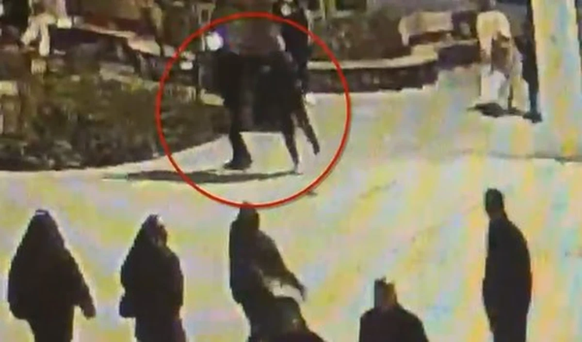 W centrum Warszawy doszło do brutalnego ataku na 20-letniego Ukraińca w kryzysie bezdomności. Mężczyzna został ciężko pobity przez 48-letniego Polaka. Policja zatrzymała sprawcę kilka godzin po zdarzeniu.