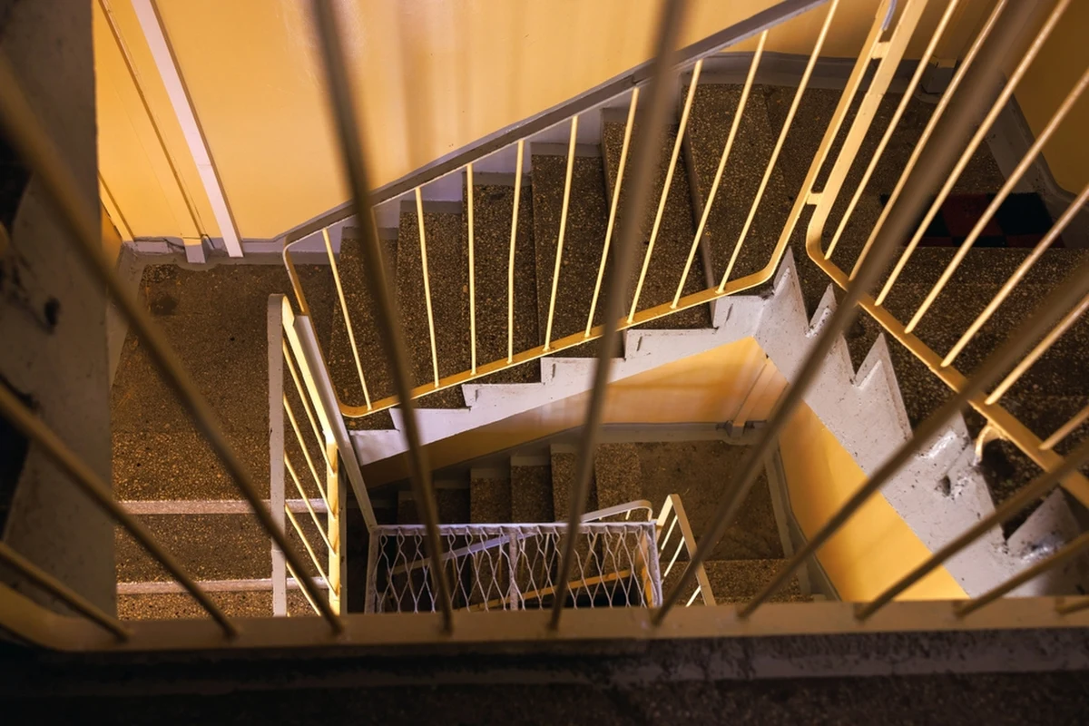 Policja wyjaśnia okoliczności i przyczyny śmierci dwóch osób, prawdopodobnie matki i córki, których ciała zostały znalezione w sobotę w mieszkaniu na jednym z oświęcimskich osiedli.