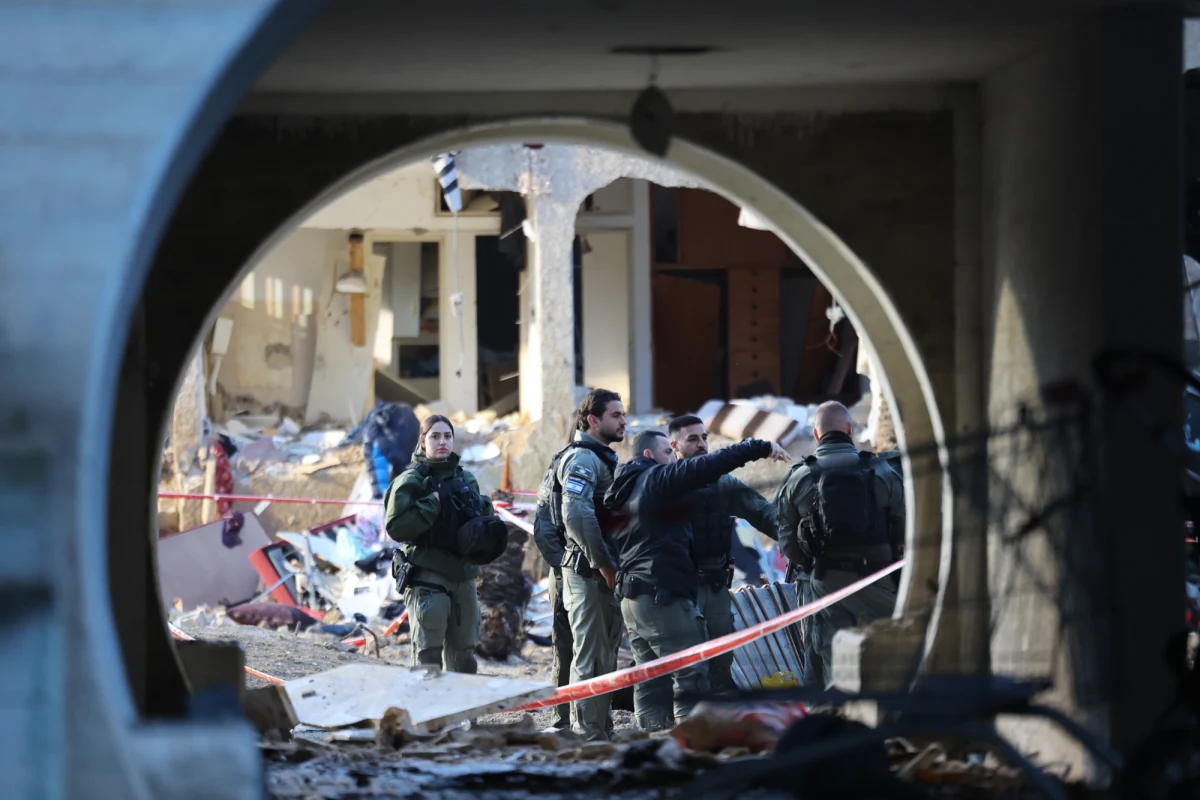 Siły Obronne Izraela (IDF) poinformowały w niedzielę nad ranem o rozpoczęciu fali uderzeń lotniczych na cele infrastrukturalne irańskiego reżimu w Teheranie. Operacja jest militarną odpowiedzią na wcześniejsze ataki rakietowe Iranu na południe Izraela. W jednym z nich rannych zostało co najmniej 88 osób.