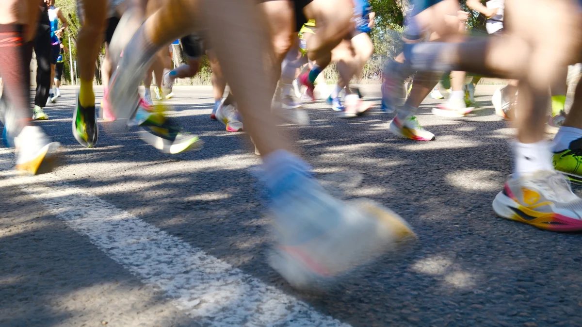 W niedzielę rano w Warszawie odbywa się jubileuszowy, 20. Półmaraton Warszawski. W związku z wydarzeniem zamknięto część ulic w centrum miasta, wprowadzono zmiany w kursowaniu autobusów i tramwajów oraz ograniczono możliwość parkowania na trasie biegu. Utrudnienia potrwają do godzin wieczornych.