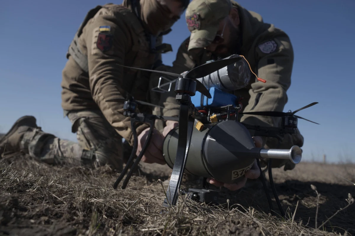 Specjaliści z Ukrainy, wysłani na Bliski Wschód, skutecznie strącili pierwsze drony typu Shahed wystrzelone przez Iran - informuje portal BBC Ukraine. Shahedy, szeroko wykorzystywane przez Iran do atakowania krajów położonych nad Zatoką Perską, zostały zniszczone przez ukraińskie drony przechwytujące.