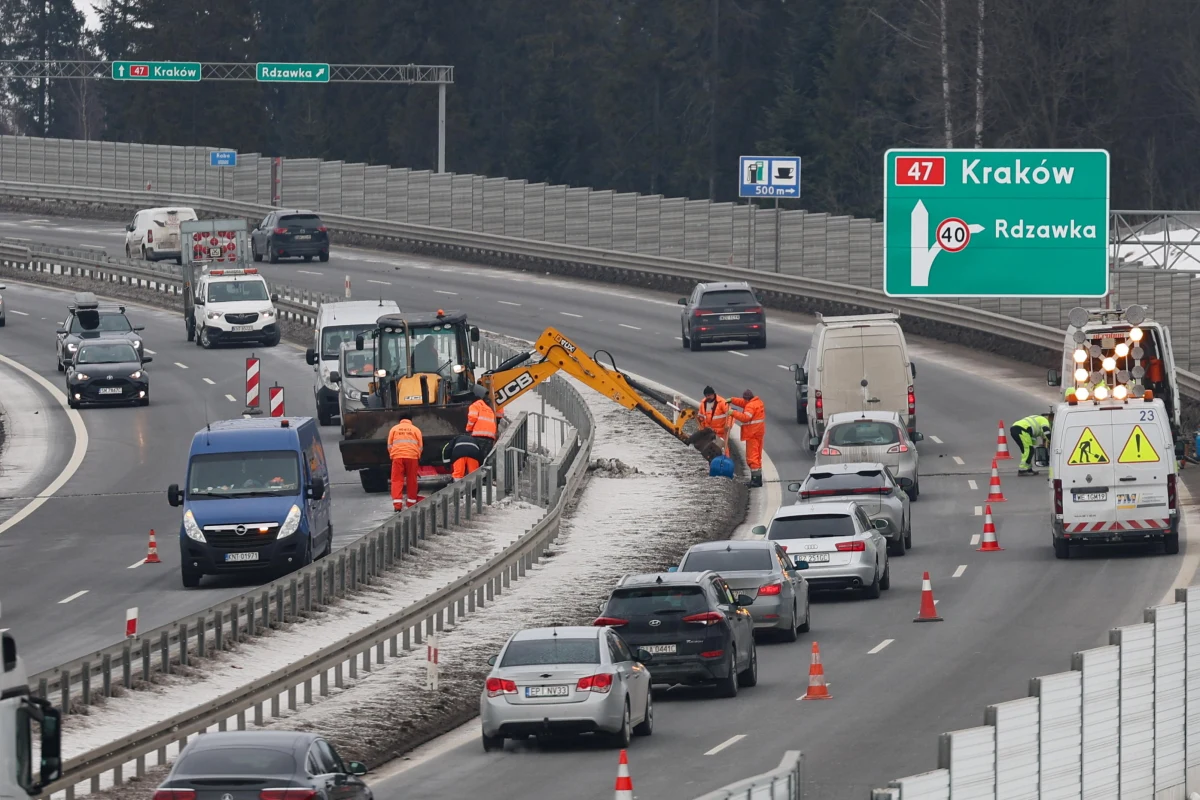 O godzinie 9:00 w poniedziałek pojawią się kolejne utrudnienia na drodze krajowej nr 7, czyli zakopiance, związane z pracami przy budowie węzła Myślenice. Ruch w tym rejonie będzie odbywał się jednym pasem w każdym kierunku.