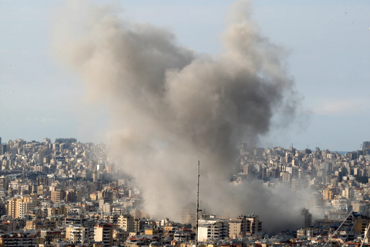 Prezydent Libanu Joseph Aoun wyraził stanowczy sprzeciw wobec izraelskich ataków na mosty i infrastrukturę na południu kraju, określając je jako "preludium do inwazji lądowej". W ciągu ostatnich dni zniszczono kluczowe połączenia komunikacyjne. Tymczasem Izrael zapowiada, że przygotowuje się na "jeszcze kilka tygodni walk" przeciwko Hezbollahowi (właśnie w Libanie) i Iranowi.