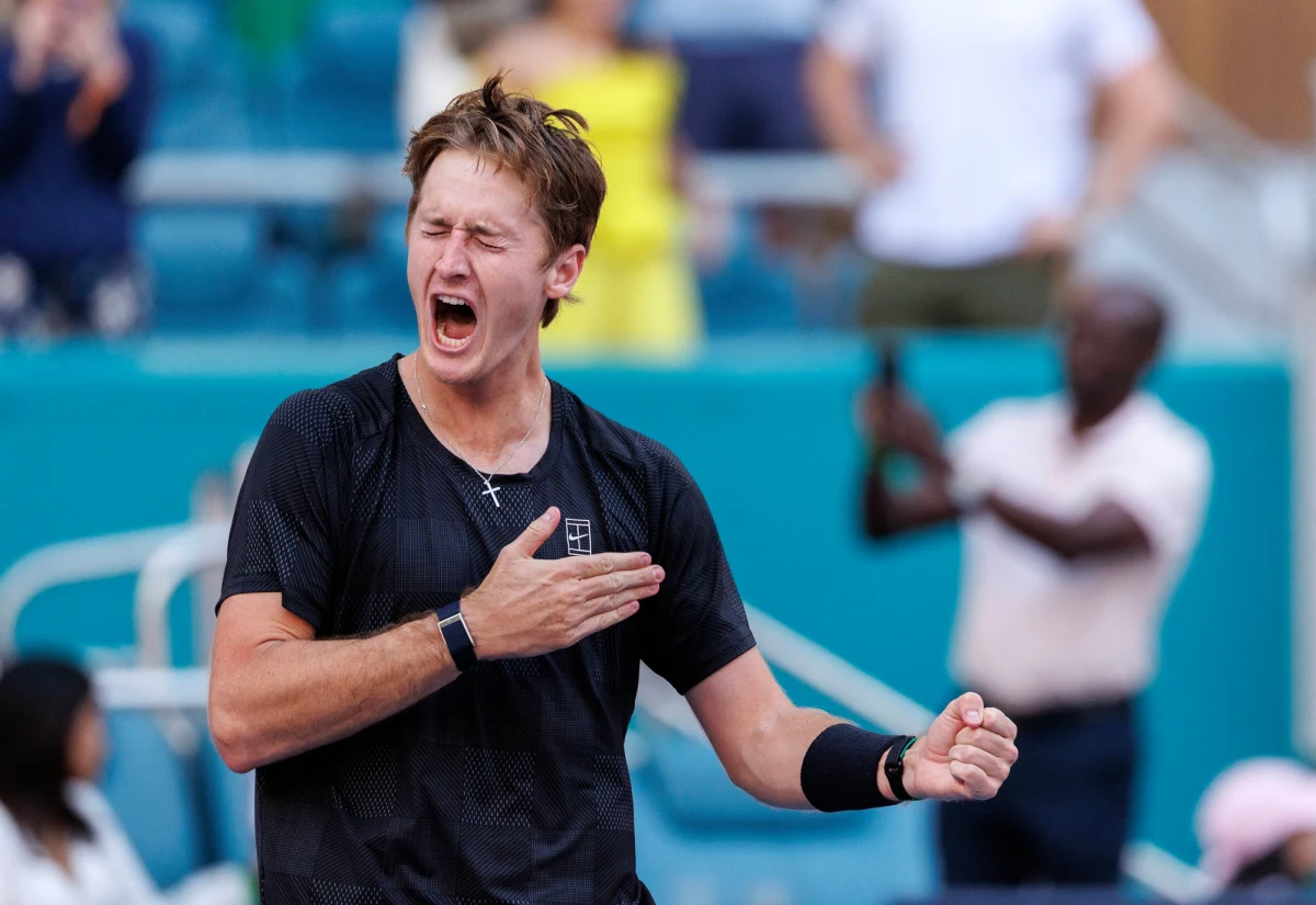 Carlos Alcaraz, numer jeden światowego tenisa, niespodziewanie pożegnał się z turniejem ATP 1000 w Miami już w trzeciej rundzie. Hiszpan uległ Amerykaninowi Sebastianowi Kordzie po zaciętym, trzysetowym pojedynku. To dopiero druga porażka Alcaraza w tym sezonie.