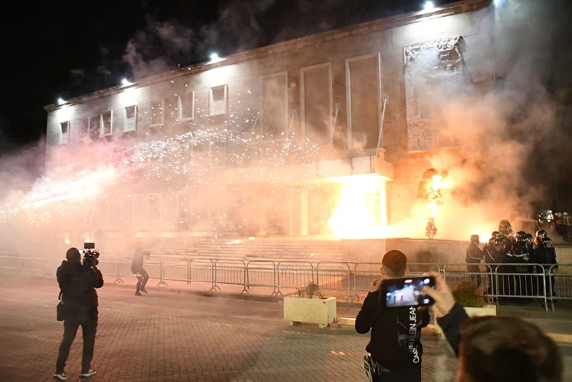 Antyrządowe protesty w Albanii. Tirana w ogniu