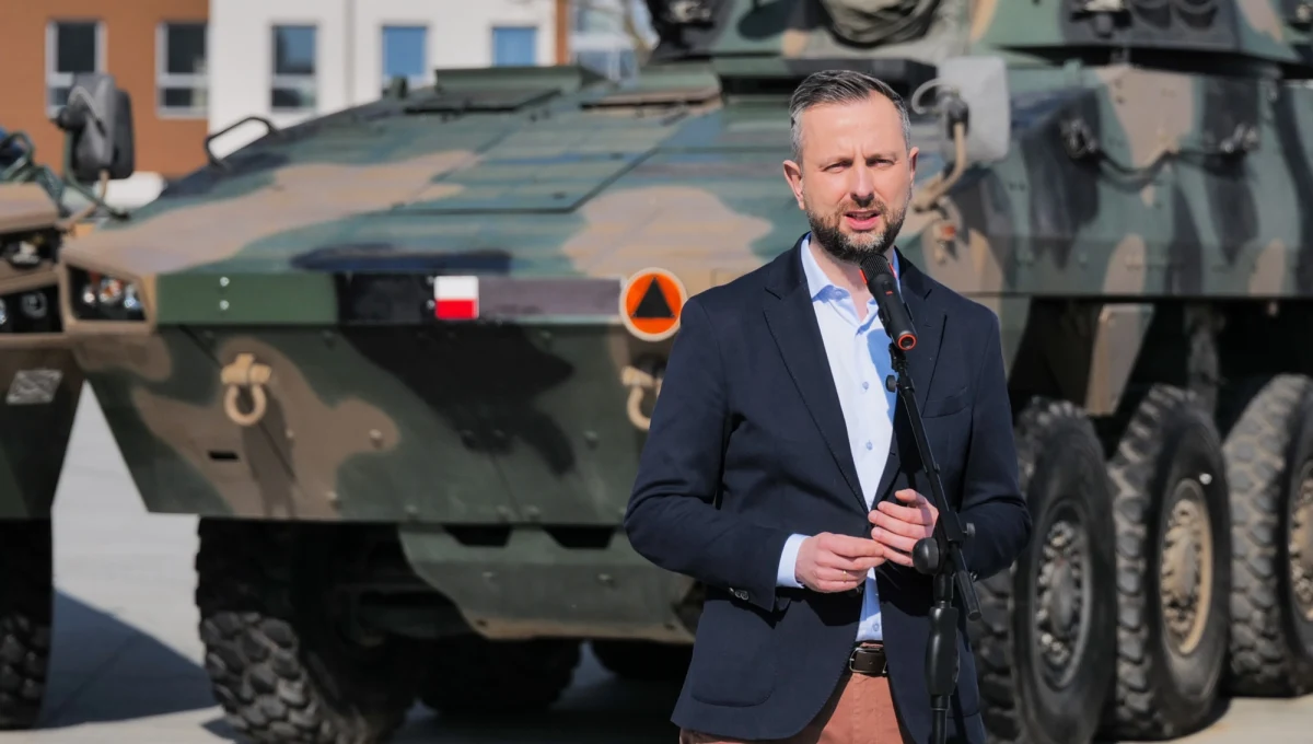 "Uważam, że trzeba przyjąć unijny program SAFE, który jest realny, i jestem też zainteresowany na razie wirtualnymi propozycjami Narodowego Banku Polskiego" – stwierdził w wywiadzie dla „Dziennika Gazety Prawnej" wicepremier i minister obrony Władysław Kosiniak-Kamysz. Zastrzegł, że ustawa SAFE 0 proc. w kształcie przedstawionym przez prezydenta Karola Nawrockiego jest niekonstytucyjna i trzeba ją poprawić. 