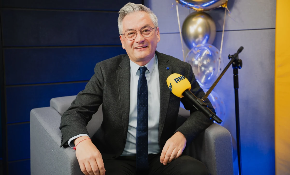 "Łatwo jest siedzieć na kanapie z piwem i konsolą i obserwować ten mecz. Dla mnie ważne jest, żeby w tym meczu uczestniczyć, łapać tego byka za rogi i brać odpowiedzialność. Jeżeli dziś nie weźmiemy odpowiedzialności, to przyjdzie jutro Braun z Mentzenem i Kaczyńskim i nas zje" - powiedział Robert Biedroń w Rozmowie o 7:00 w Radiu RMF24.