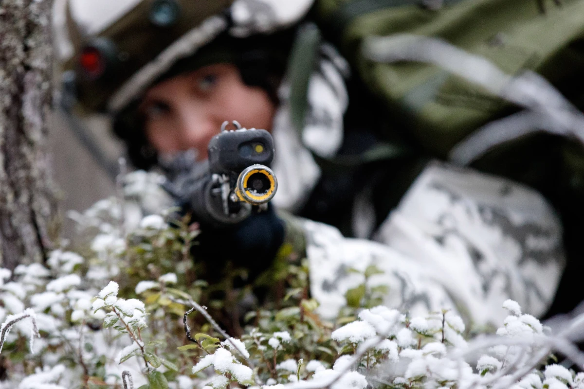 Siły zbrojne Finlandii zaktualizowały zarządzenie dla rezerwistów. W przypadku zagrożenia konfliktem zbrojnym powołani do armii mają zabrać do jednostki własną broń - strzelbę, karabin lub pistolet - wraz z amunicją. Osoby posiadające drona lub urządzenie GPS powinny również stawić się z tym sprzętem. Ma to zwiększyć gotowość obronną kraju.
