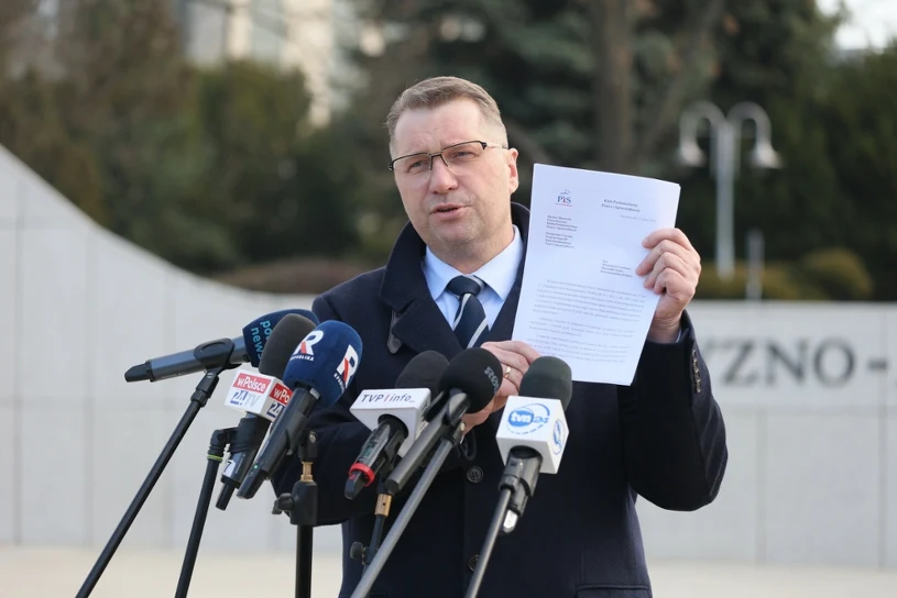 Poeta obawia się "greckiej tragedii". Składa wniosek do marszałka Sejmu