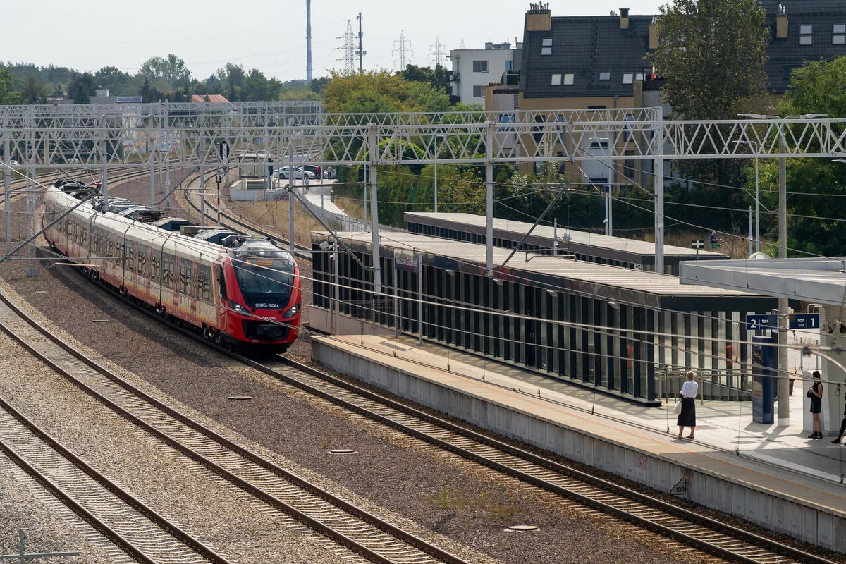 Już od poniedziałku, 23 marca, mieszkańców warszawskiej Falenicy i okolic czekają poważne zmiany w organizacji ruchu. Wszystko przez modernizację linii kolejowej nr 7, która w przyszłości ma znacznie usprawnić dojazd pociągiem z Otwocka do centrum Warszawy. Na czas prac zamknięte zostaną ważne przejazdy, a kierowcy i pasażerowie komunikacji miejskiej muszą przygotować się na objazdy i zmiany tras.