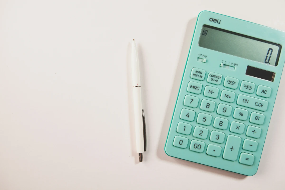 W momencie poszukiwania oferty na ubezpieczenie samochodu, nie musisz nawet wychodzić z domu. Obecnie niemal wszystko da się załatwić przez internet. Korzystając z intuicyjnego procesu online, możesz zawrzeć umowę ubezpieczenia z dowolnego miejsca. Wystarczy, że masz dostęp do połączenia z siecią i komputer lub telefon z przeglądarką www. Przejdź dalej i zobacz, jakie wyniki może pokazać Ci kalkulator ubezpieczenia pojazdu, zanim wybierzesz konkretną ofertę na ochronę OC, AC, NNW i assistance.