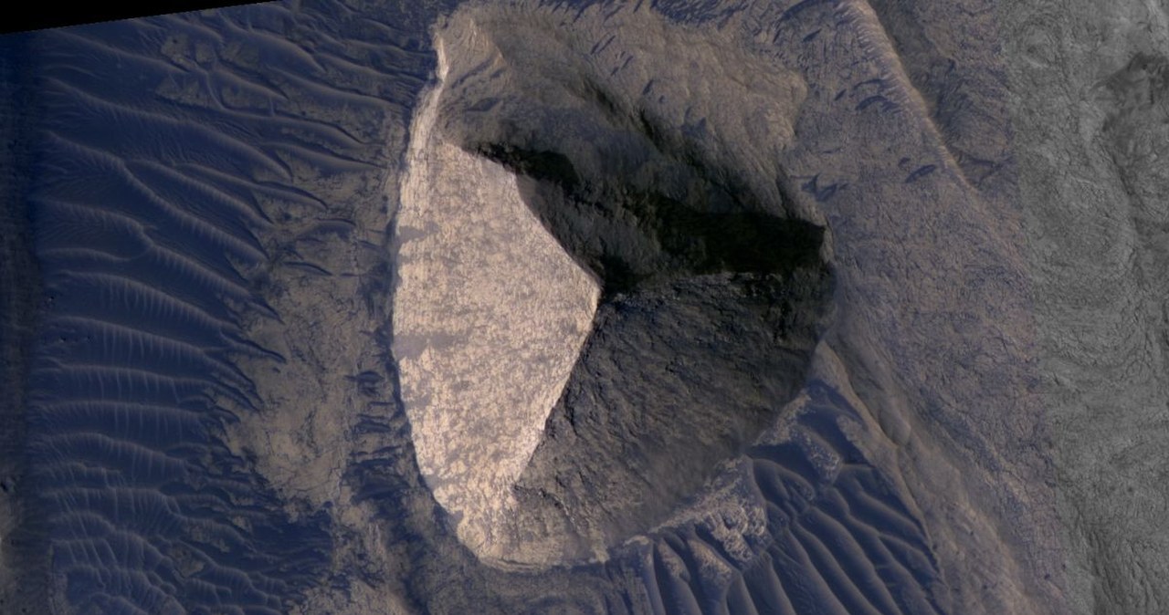 Tajemnicza struktura na Marsie. Wygląda jak egipska piramida