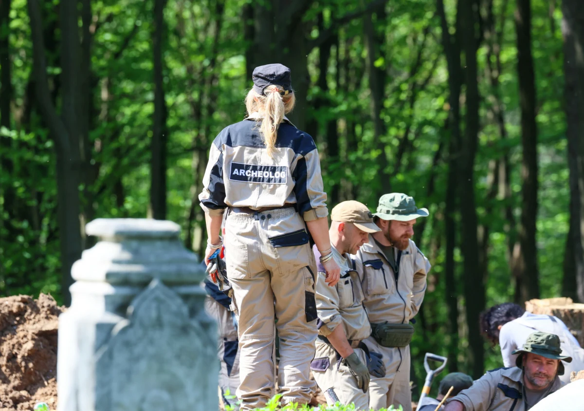 W Ugłach na północnym zachodzie Ukrainy rozpoczęły się prace poszukiwawcze w miejscu pochówków Polaków zamordowanych przez oddziały UPA w maju 1943 roku. Prace prowadzone przez polskich i ukraińskich specjalistów mają na celu odnalezienie zbiorowych mogił, by - jak podkreślają organizatorzy - "każda ofiara miała grób, krzyż i nazwisko".
