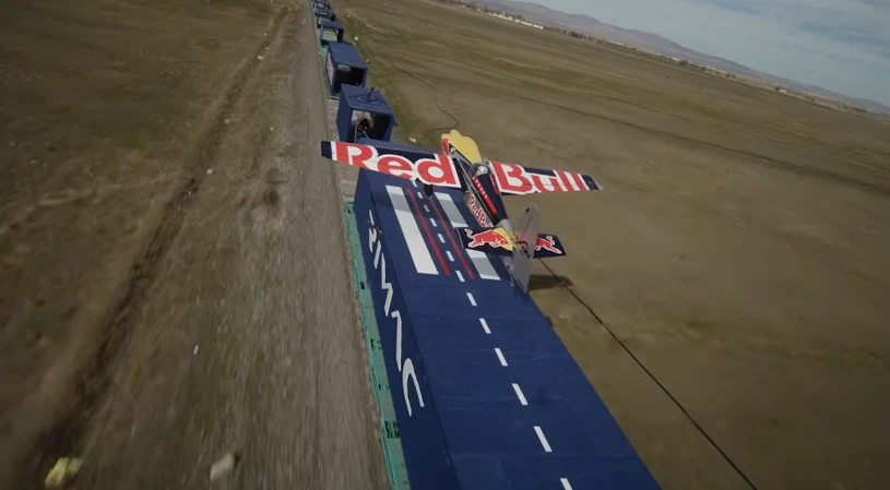 Rekordowy manewr włoskiego pilota. Costa wylądował na jadącym pociągu 