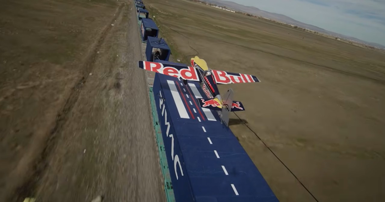 Rekordowy manewr włoskiego pilota. Costa wylądował na jadącym pociągu