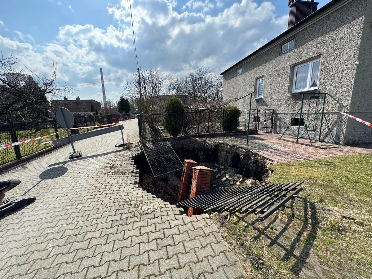 Sporo nerwów najedli się w niedzielę mieszkańcy jednej z posesji przy ul. Świerkowej w Będzinie (woj. śląskie). Na jej terenie nagle zapadła się ziemia. Powstała ogromna wyrwa, która pochłonęła fragment ogrodu, drogi oraz murowany płot z furtką. Na szczęście nikt nie ucierpiał.