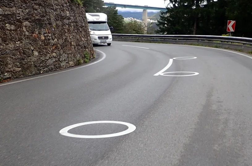 Pomalowali białe kółka na asfalcie. To element ważnego eksperymentu