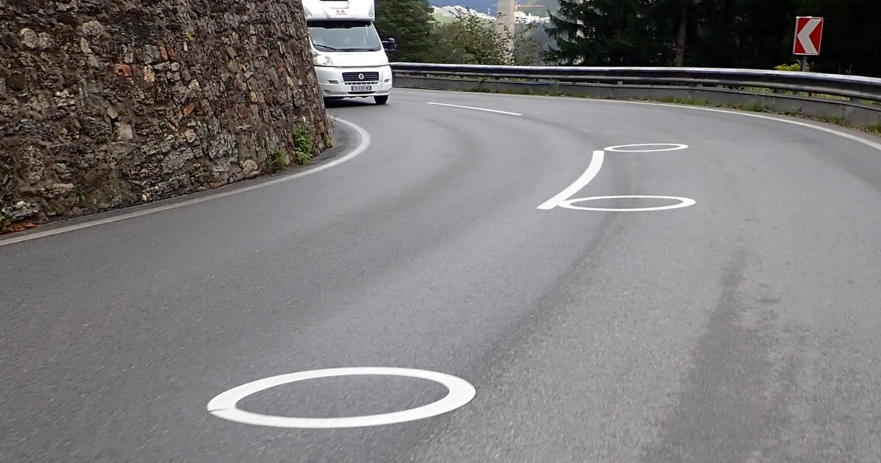 Pomalowali białe kółka na asfalcie. To element ważnego eksperymentu