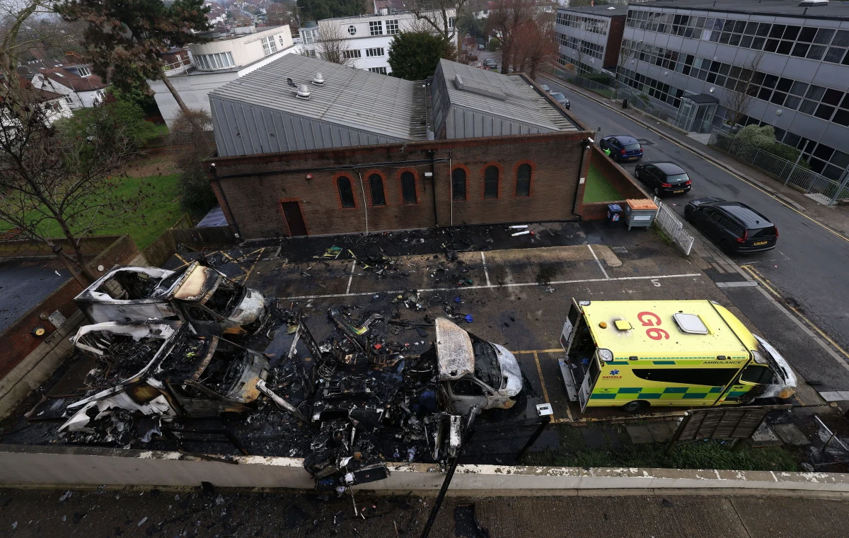 W londyńskiej dzielnicy Golders Green, znanej z licznej społeczności żydowskiej, doszło do szokującego ataku. Cztery karetki organizacji Hatzola, zaparkowane przy lokalnej synagodze, zostały podpalone przez zamaskowanych sprawców. Policja traktuje zdarzenie jako przestępstwo z nienawiści na tle antysemickim.