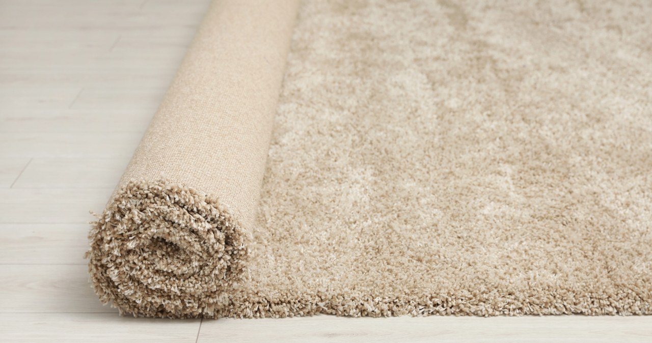 Dywan stracił puszystość? Zamiast kupować nowy, posyp go tym i odkurz