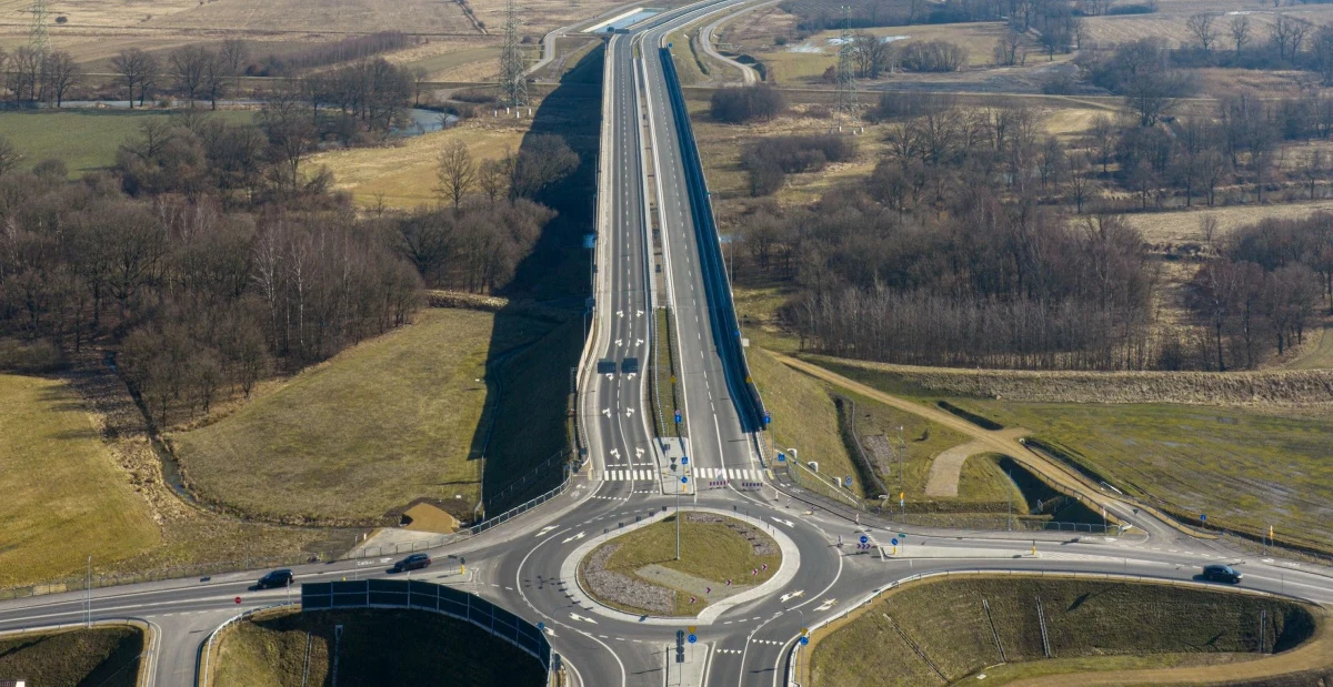W poniedziałek po południu kierowcy zyskają dostęp do nowego, 2,8-kilometrowego fragmentu obwodnicy Oświęcimia w ciągu drogi krajowej nr 44 – poinformował Kacper Michna, rzecznik krakowskiego oddziału GDDKiA. Nowy odcinek połączy ronda w Jedlinie i Pławach. Cała obwodnica ma być gotowa jesienią tego roku.