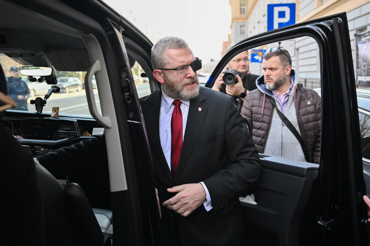 Grzegorz Braun złożył wniosek o wyłączenie prokurator prowadzącej śledztwo ws. pozbawienia wolności lekarki Gizeli Jagielskiej w szpitalu w Oleśnicy, a po zarządzonej przerwie nie wrócił na przesłuchanie. Prokurator rozważy wniosek do PE o zatrzymanie i doprowadzenie Brauna w celu ogłoszenia mu zarzutów. 