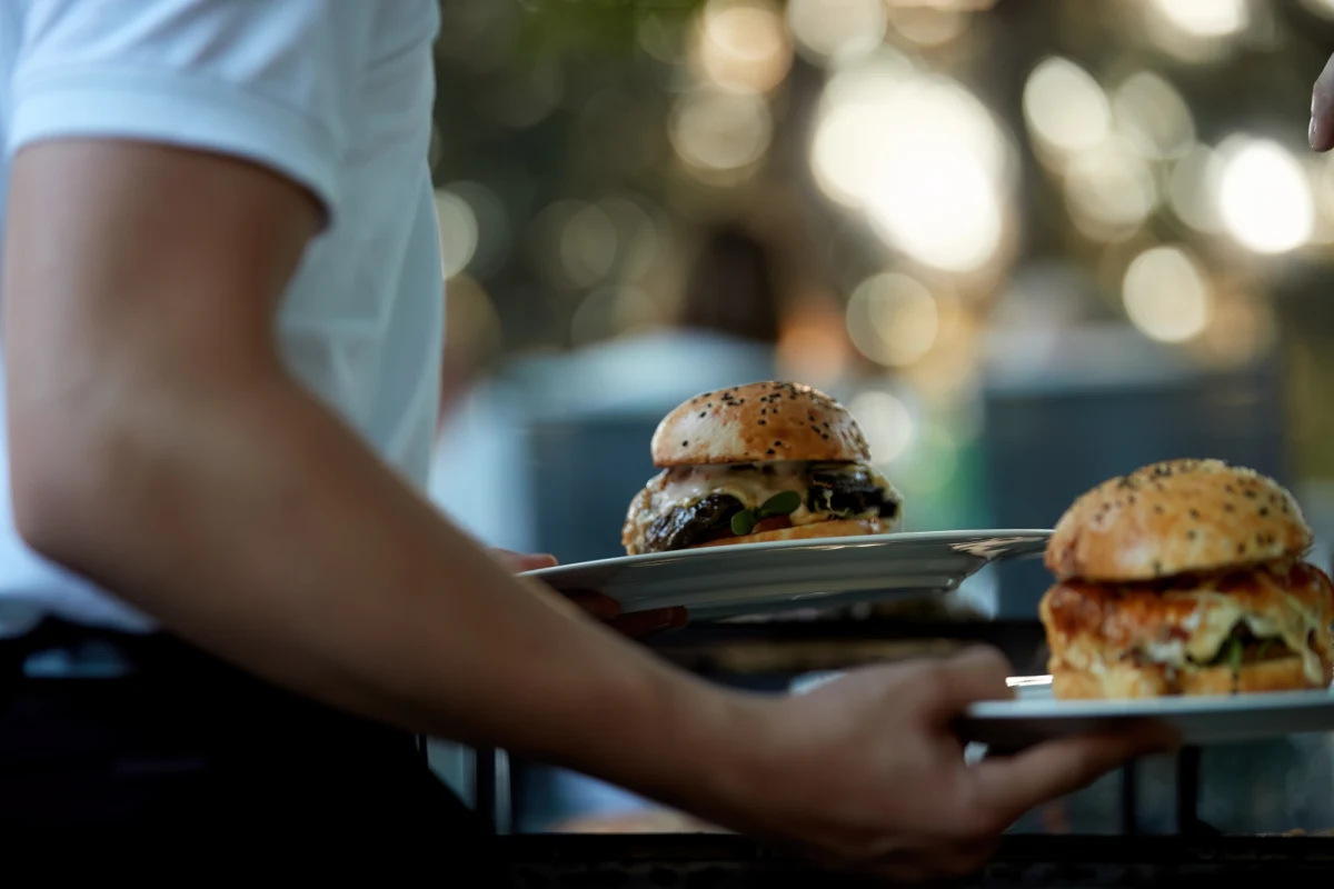 Coraz więcej Polaków nie poprzestaje na jednej pracy. Dorabiają po godzinach, łączą etaty, podejmują zlecenia w gastronomii, usługach kurierskich czy branży IT. Z najnowszych badań wynika, że już połowa naszych rodaków regularnie szuka dodatkowych źródeł dochodu. Skąd ta zmiana? Jakie są motywacje i w których sektorach najłatwiej znaleźć dodatkowe zajęcie? 