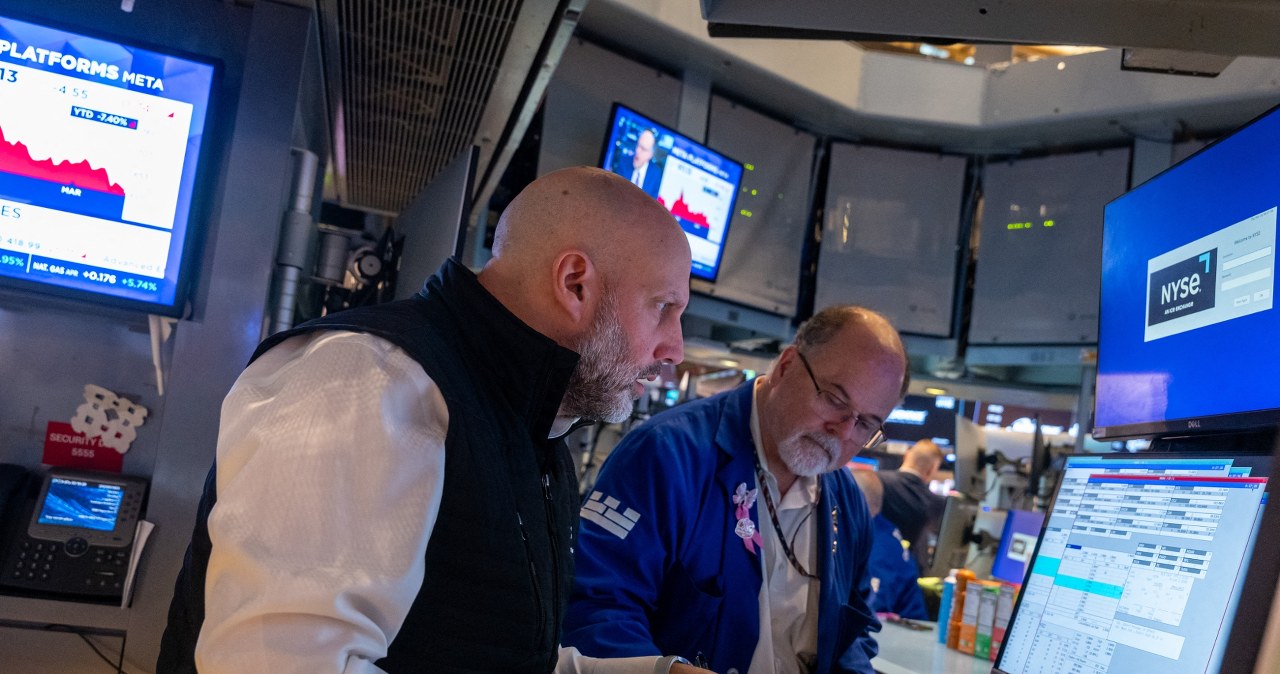 Donald Trump ponownie "zamiata" na rynkach. Ceny ropy runęły, dolar słabnie