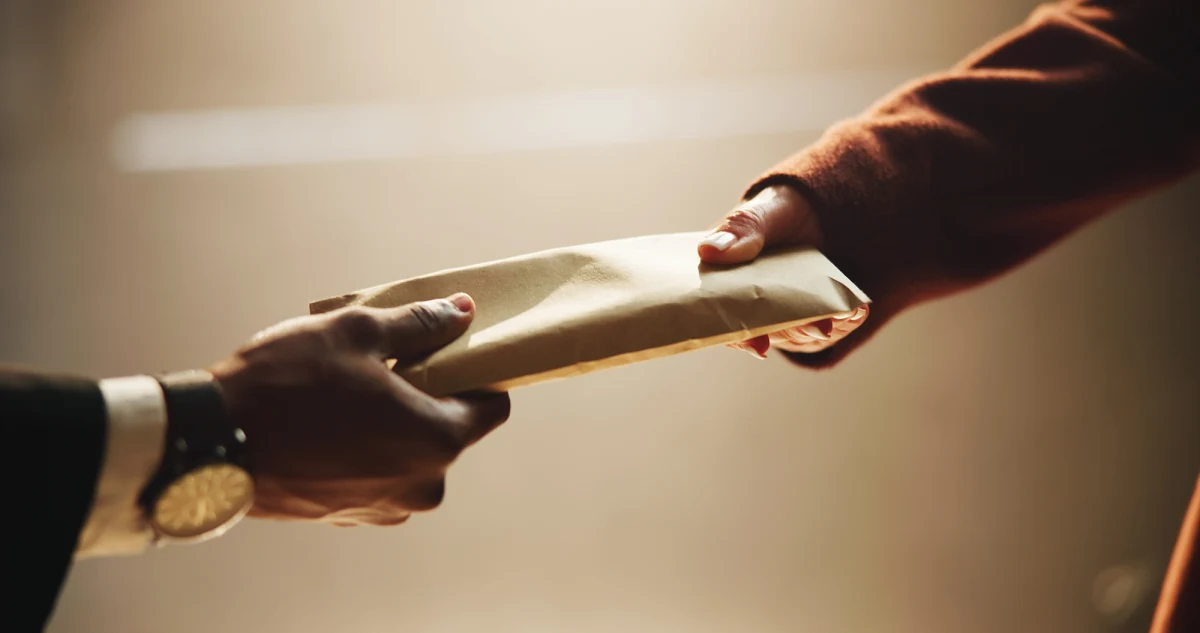 Funkcjonariusze poznańskiej delegatury CBA zatrzymali trzech mężczyzn podejrzanych o ustawianie przetargów na uczelniach wyższych. Według ustaleń śledczych, wartość postępowań, na które mieli wpływać zatrzymani, przekracza 11 milionów złotych.