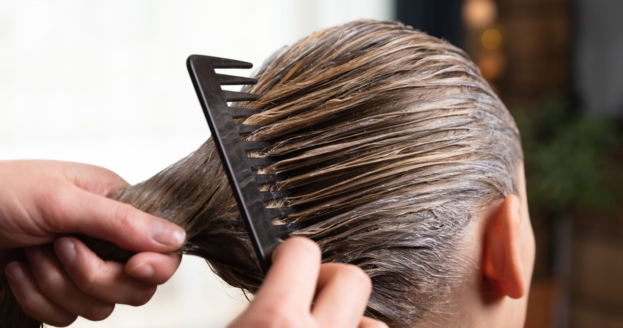 Zmieszaj z sokiem z cytryny i nałóż na włosy. Zapomnisz o siwych odrostach