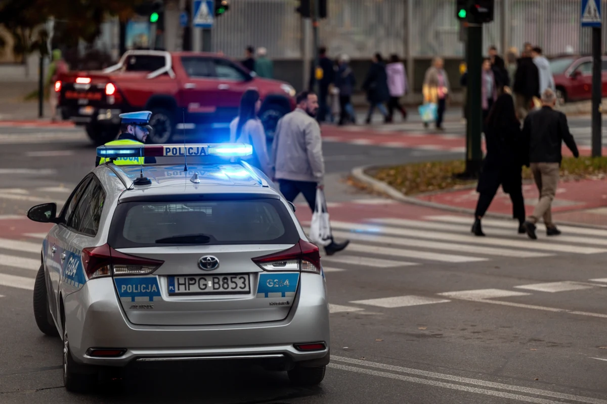 "Policja prowadzi poszukiwania mężczyzny, który był pacjentem 5 Wojskowego Szpitala w Krakowie, a był skazany m.in. za kradzieże i podrabianie dokumentów" – poinformował w poniedziałek oficer prasowy komendy miejskiej policji Piotr Szpiech. Zaznaczył, że nie jest to obława.