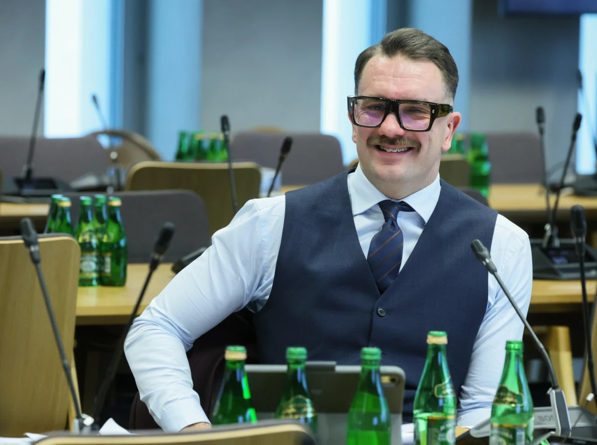 Będą kolejne wnioski o uchylenie immunitetu posłowi Prawa i Sprawiedliwości Łukaszowi Mejzie za drastyczne wykroczenia drogowe. Wydłuża się lista przekroczeń prędkości zarejestrowana przez fotoradary. Jak ustalił reporter RMF FM Krzysztof Zasada, w systemie jest 16 takich przypadków. A przypomnijmy, że wnioski do Sejmu objęły jedynie 9 z nich. Za same fotoradary posłowi dopisze się 148 punktów karnych. Mandat za te wykroczenia wyniesie ponad 15 tysięcy złotych. 