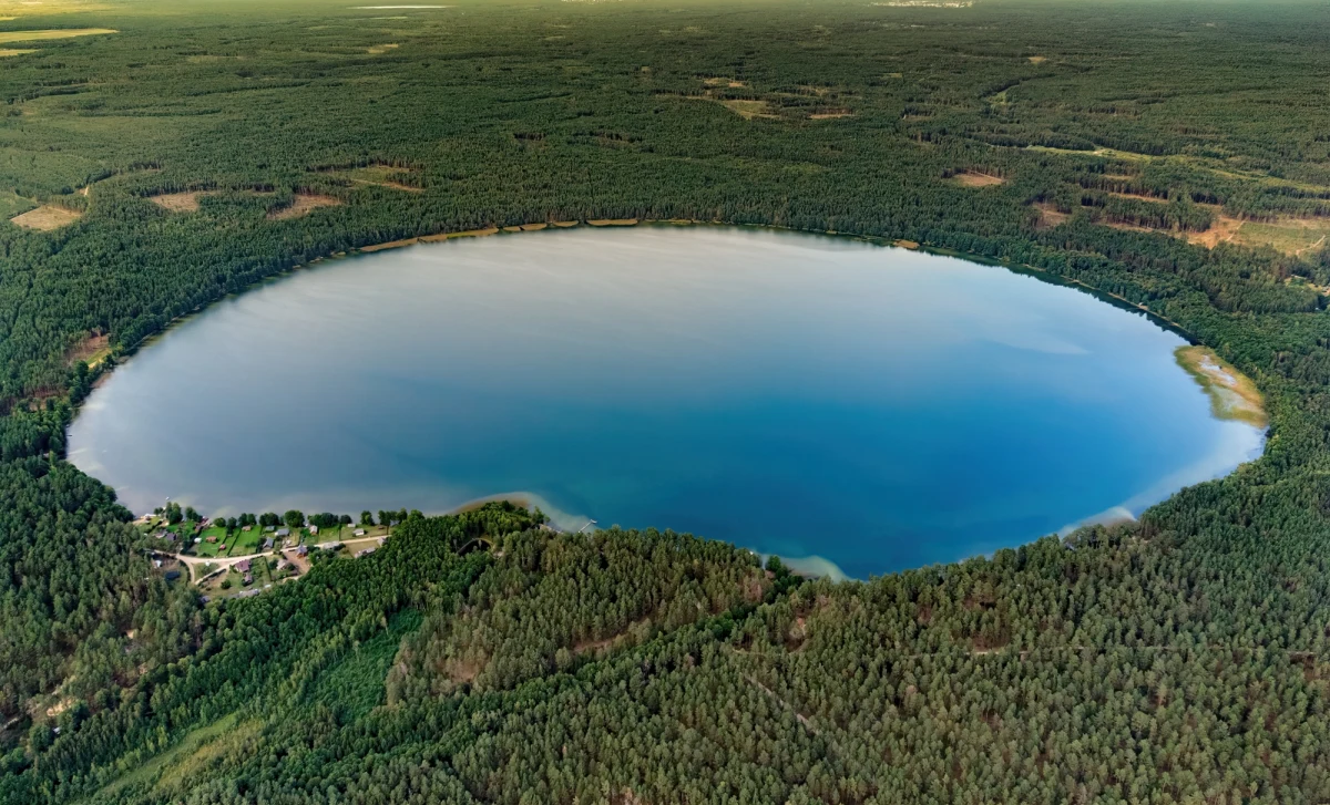 Litewskie wojsko poinformowało w poniedziałek, że w rejonie (powiecie) orańskim, w pobliżu jeziora Lavysas, mógł spaść dron, który wcześniej przekroczył granicę państwową. Premier Litwy Inga Ruginiene zwołała na wtorek posiedzenie Narodowej Komisji Bezpieczeństwa.