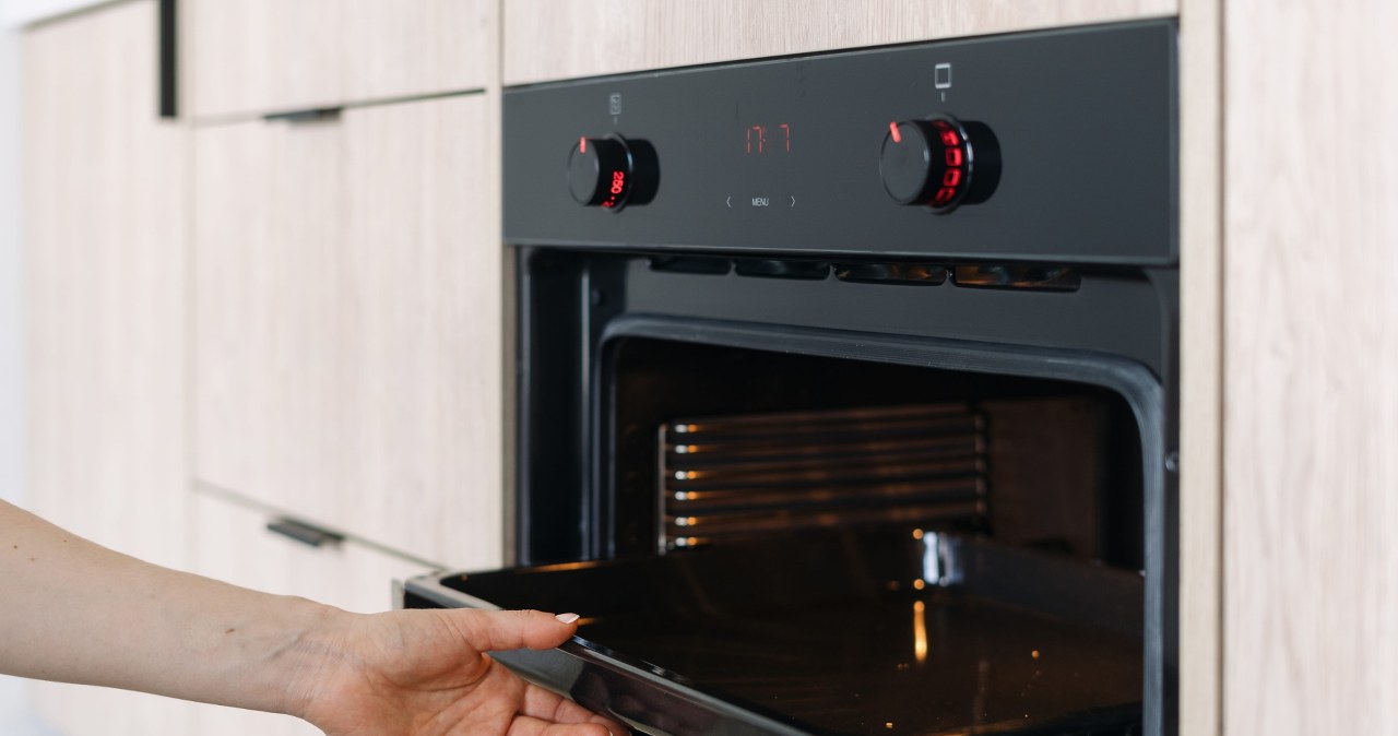 Ten trik z ziemniakiem sprawi, iż twoja blacha do pieczenia będzie lśnić