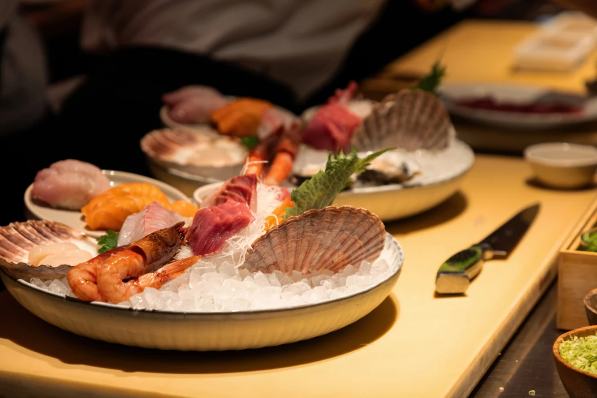 W Neapolu wprowadzono zakaz serwowania surowych owoców morza w restauracjach. Decyzja ta została podjęta po gwałtownym wzroście liczby przypadków wirusowego zapalenia wątroby typu A, które powiązano ze spożyciem skażonych małż i ostryg. Za złamanie zakazu grożą wysokie kary finansowe - do 20 tys. euro.