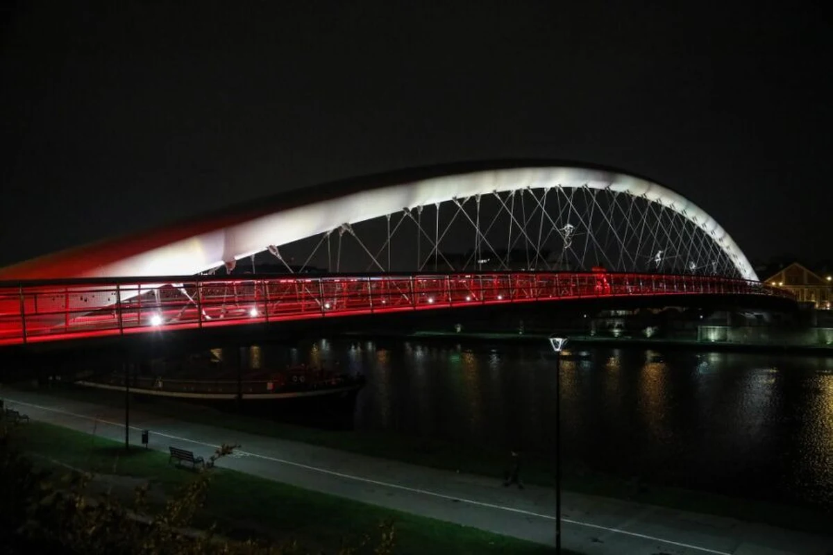 We wtorek w całej Polsce obchodzony jest Narodowy Dzień Pamięci Polaków ratujących Żydów pod okupacją niemiecką. W Krakowie wieczorem wyjątkowe miejsca zostaną podświetlone w biało-czerwonych barwach, a miejskie budynki udekorowano flagami.