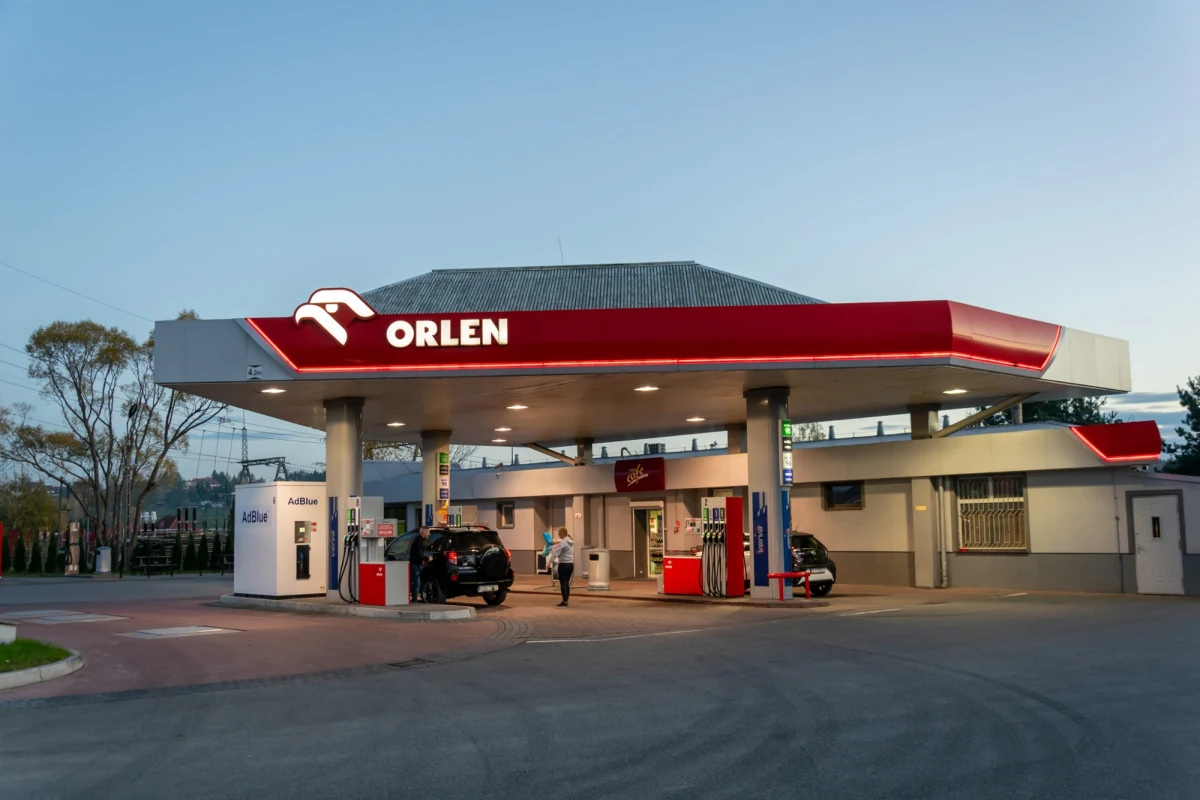 We wtorek Orlen zdecydował się na kolejną obniżkę cen hurtowych paliw. Benzyna bezołowiowa Eurosuper 95 potaniała o 45 zł za metr sześcienny, a olej napędowy Ekodiesel aż o 87 zł za metr sześcienny. Decyzja koncernu zapadła w cieniu niestabilnej sytuacji na Bliskim Wschodzie, która od kilku tygodni wpływa na światowe ceny ropy.