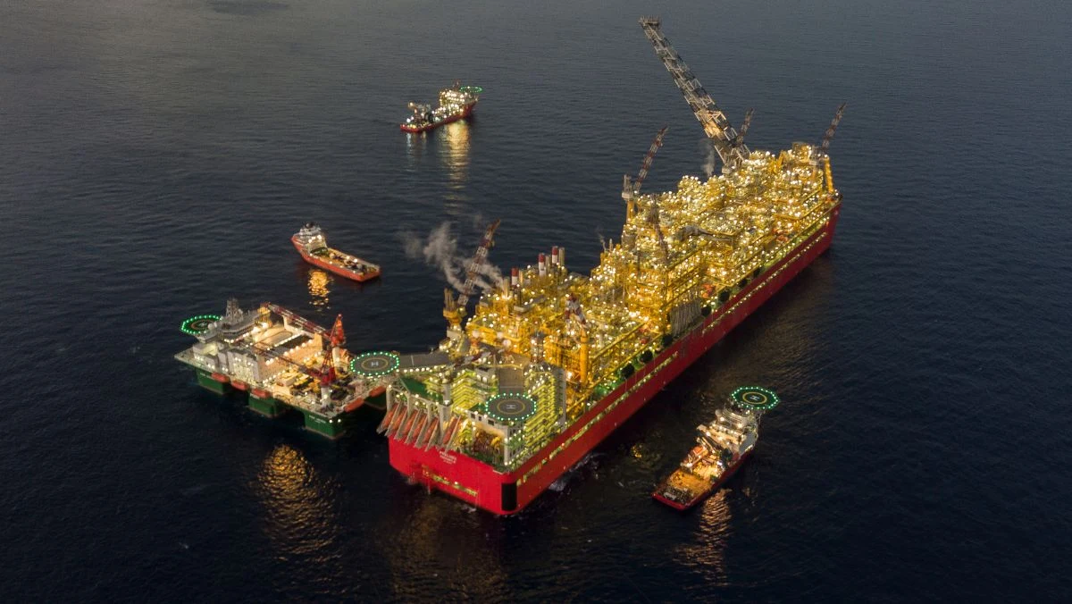 Choć to lotniskowce uchodzą za największe pływające jednostki świata, prawdziwy rekordzista skrywa się na wodach u wybrzeży Australii. Chodzi o Prelude FLNG - pływającą fabrykę gazu, która swoimi rozmiarami i możliwościami wprawia w osłupienie nawet najbardziej doświadczonych inżynierów. Jednostka ta ma prawie pół kilometra długości.