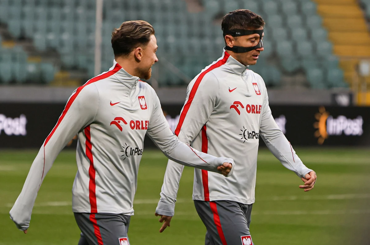 Już w czwartek, 26 marca, reprezentacja Polski stanie przed kolejną szansą wywalczenia awansu na mistrzostwa świata. W półfinale baraży Biało-Czerwoni zmierzą się z Albanią. Sprawdź, o której godzinie rozpocznie się spotkanie, gdzie będzie można je obejrzeć oraz jakie są szanse Polaków na awans do finału baraży.