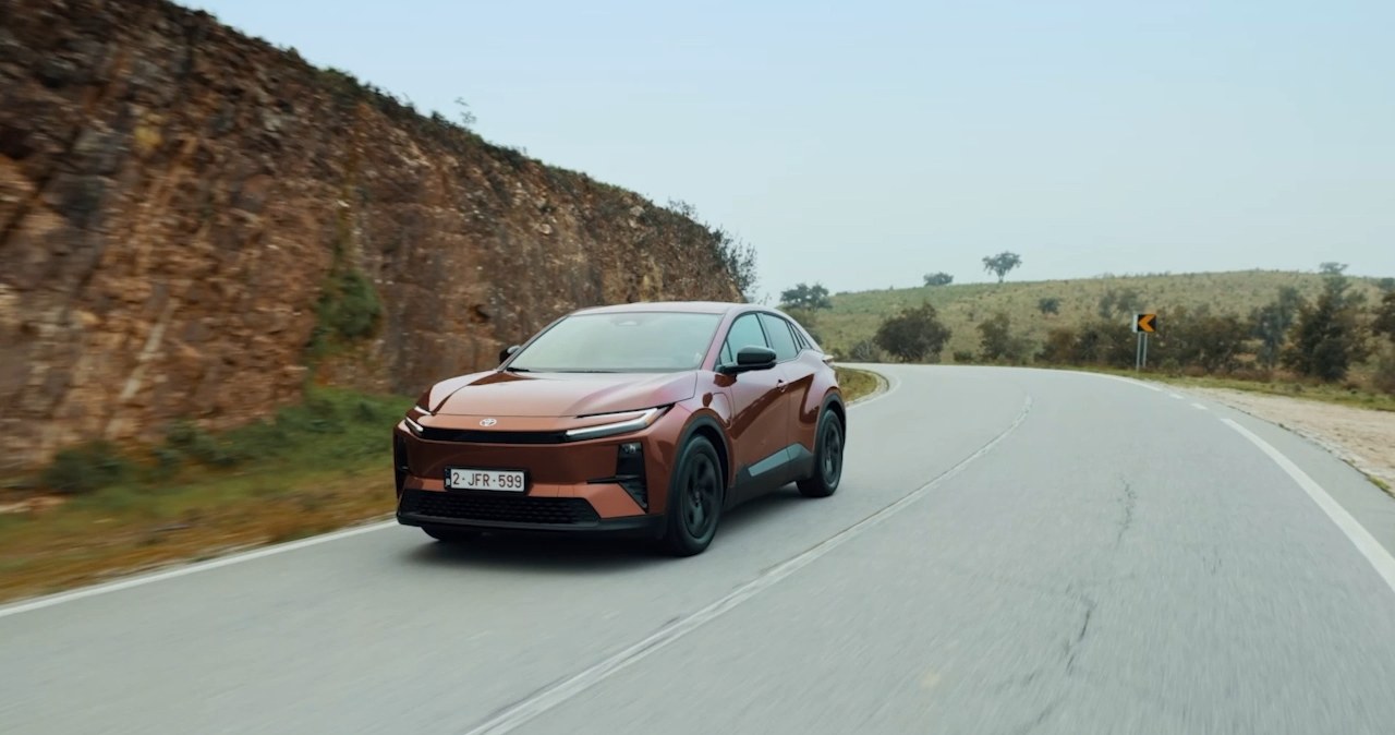 Toyota C-HR+ to znana nazwa i zupełnie nowy napęd. Zaskakuje przestrzenią i oszczędnością