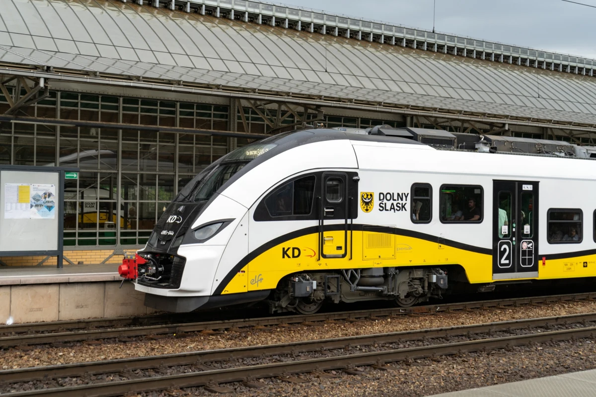 PKP Polskie Linie Kolejowe podpisały umowy na modernizację dwóch kluczowych linii kolejowych na Dolnym Śląsku. Prace obejmą odcinki między Kłodzkiem Nowym a Kudową-Zdrój oraz Jelenią Górą a Szklarską Porębą. Inwestycja o wartości 100 mln zł ma poprawić komfort podróży, zwiększyć liczbę kursujących pociągów oraz podnieść poziom bezpieczeństwa na trasach.