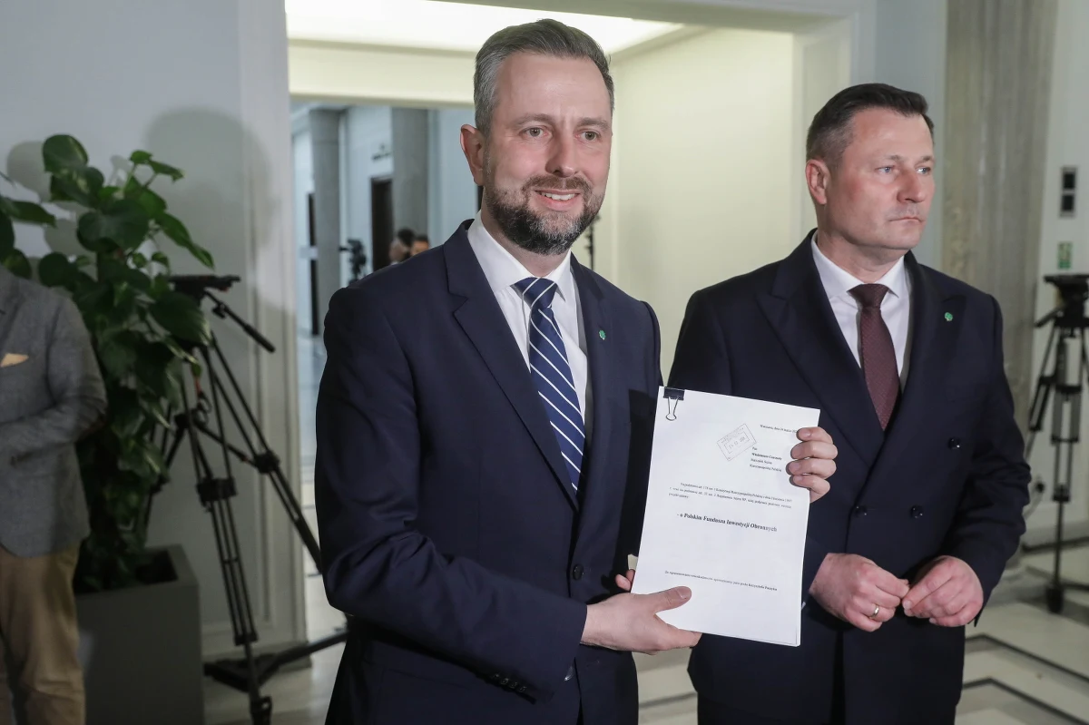 Klub PSL złożył w Sejmie projekt ustawy pod nazwą "Bezpieczna Polska". Jest to poprawiona wersja prezydenckiej propozycji "SAFE 0 procent". "Złożyliśmy przed chwilą u marszałka Sejmu ustawę o Polskim Funduszu Inwestycji Obronnych autorstwa klubu PSL, który naprawia błędy projektu prezydenckiego" – mówił dziś Władysław Kosiniak-Kamysz, minister obrony narodowej i szef PSL. 