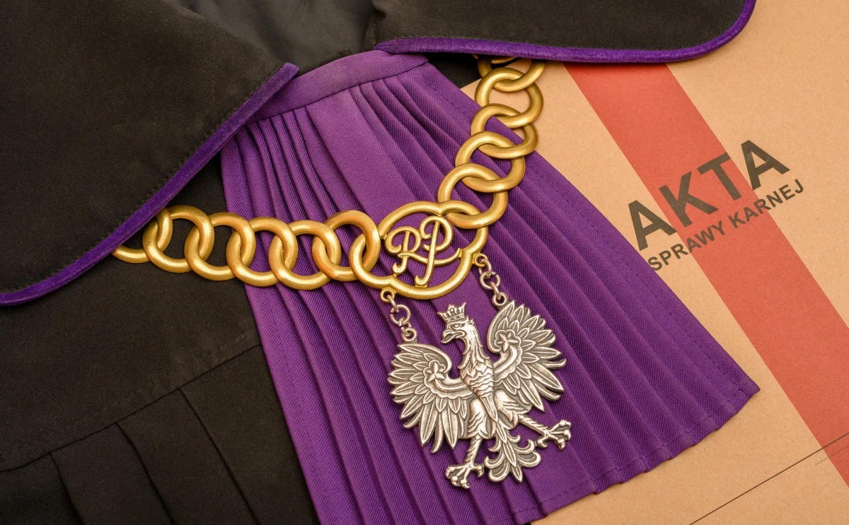 Sąd dyscyplinarny uznał sędziego Michała Mańkowskiego z Kozienic za winnego niewywiązywania się z obowiązków - zalegał ze sporządzeniem ponad 100 uzasadnień wyroków. Sędziemu wymierzono najsurowszą karę dyscyplinarną, co oznacza, że straci stanowisko.