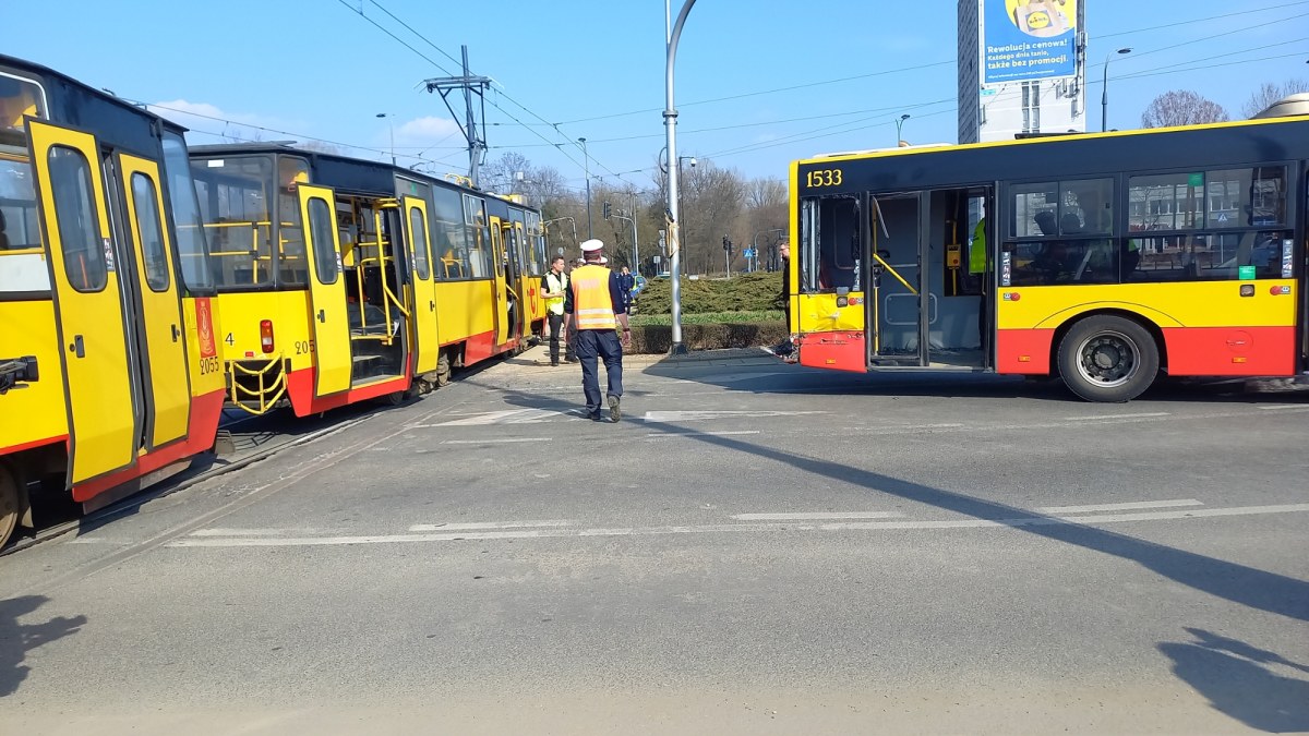 Autobus zderzył się z tramwajem w Warszawie. Są ogromne utrudnienia
