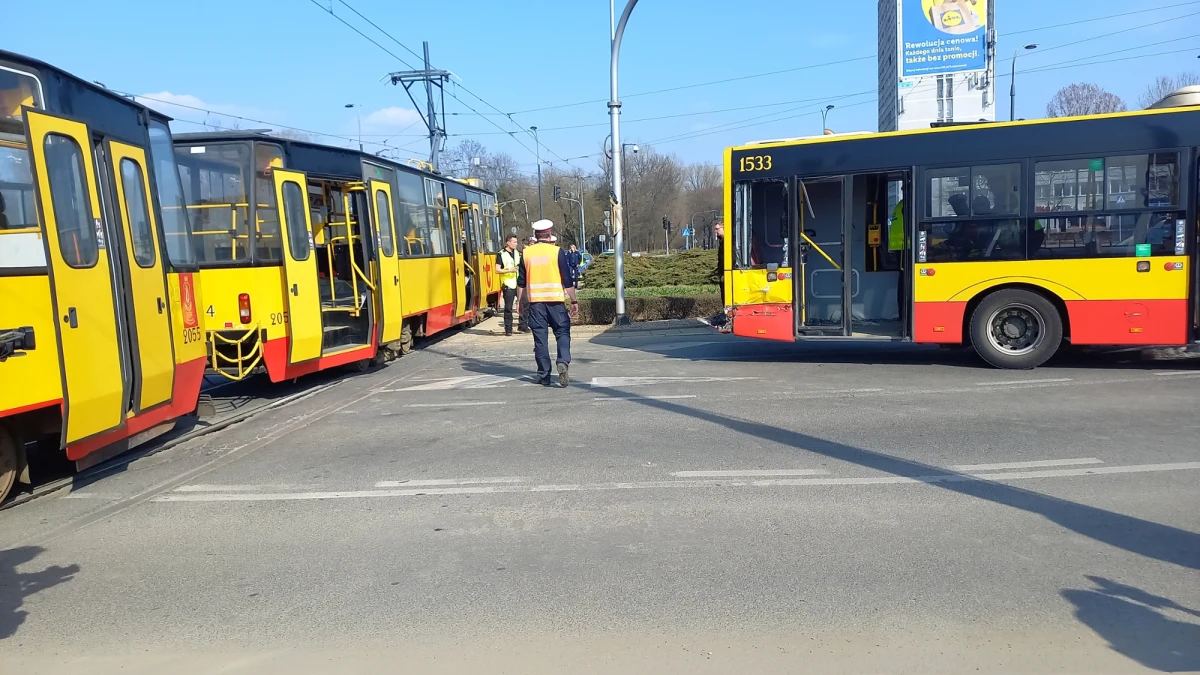 Na Rondzie Waszyngtona w Warszawie doszło do groźnego wypadku z udziałem tramwaju linii 24 i autobusu linii 123. Cztery osoby zostały poszkodowane. Na miejscu pracują wszystkie służby ratunkowe, a pasażerowie muszą liczyć się z poważnymi utrudnieniami w komunikacji miejskiej.